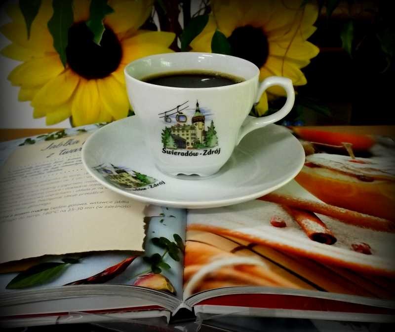 filiżanka kawy na ksiązce